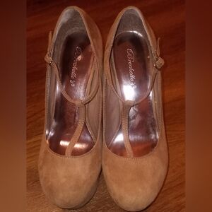 Breckelle's platform wedge heel with ankle strap in taup size 8.5